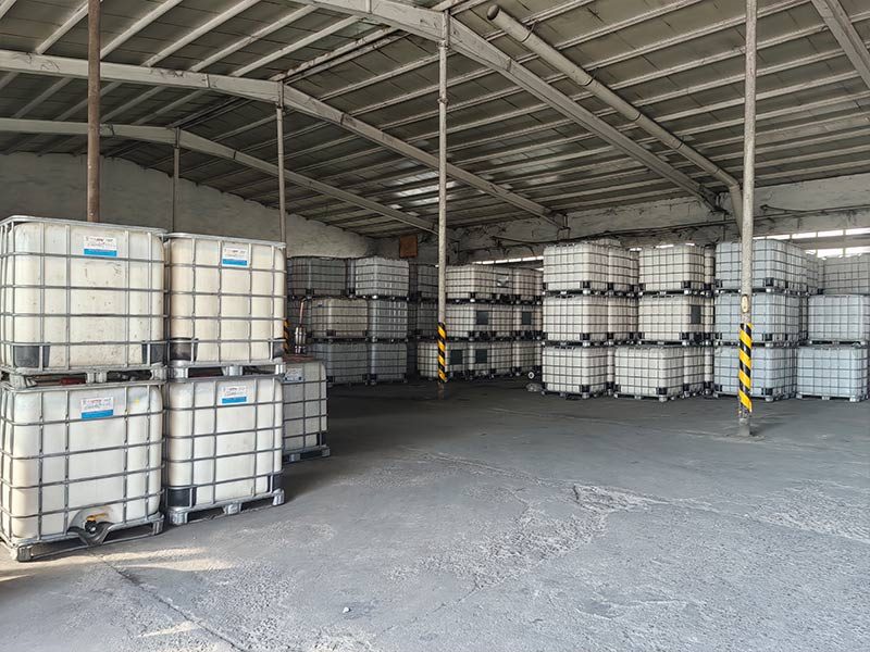 Warehouse storage of liquid chemical raw materials in IBC containers
